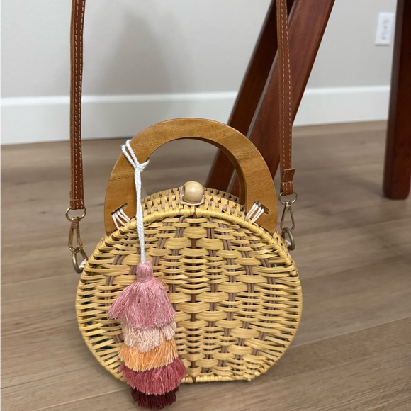 Round Woven Bag with Tassel - Picture 1 of 6